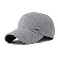 Dettaglio del cappello con scorpione in tessuto grigio testurizzato e stemma in metallo - Regolabile / Ciniglia Grigio