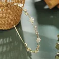 Franse gouden hoofdband met witte bloemen, parels en fonkelende kleine kristallen - Klassieke Curve Bloem