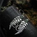 Pendientes vintage de hoja de helecho plateada con gemas verdes sobre piedra oscura - Verde