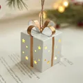 Ornamento natalizio a scatola in metallo bianco con stelle e luce LED calda - Confezione regalo in ferro bianco (con luce LED)