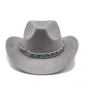 Détail d'un chapeau de cowboy gris en daim avec bande ethnique turquoise et chaîne argent - M (56-59cm) / Gris clair
