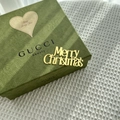 Close-up of golden acrylic Merry Christmas cake topper on elegant green gift box - Merry Christmas Style 1 / 1.3mm / Gold