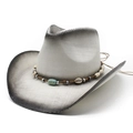 Detalle del sombrero vaquero tejido con conchas, cuentas de madera y piedra turquesa - Degradado Blanco y Negro