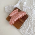 Grande pince à cheveux élégante en acétate avec texture marbre rose sur plateau - Rose