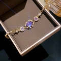 Gros plan d'un bracelet en zircone violette de style français dans un écrin cadeau de luxe - Style Diagonal Cristal Violet (21#) / Doré