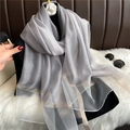 Primer plano de bufanda de seda gris con textura suave y ribete de lentejuelas doradas - Gris Plata con Borde Dorado