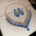 Parure de bijoux dorés avec collier en V et boucles d'oreilles aux strass bleu foncé - No. 80 Parure Collier Or et Bleu (2 pièces)