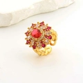 Dettaglio anello fiore oro con gemma rossa ovale e fascia a catena regolabile - Aperto Regolabile / Stile Strass Rosso a Forma di Fiore (03)