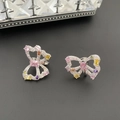Boucles d'oreilles nœud en argent avec pierres colorées et cristaux sur fond noir - Boucles d'Oreilles Nœud Ajouré Multicolore (Petit)