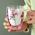 Double-wall borosilicate glass cup with pink dried flowers and a practical handle - A-1128 / 350ml