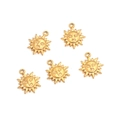 Dettaglio di cinque ciondoli a forma di sole in acciaio inossidabile dorato per gioielli - Sole / Oro