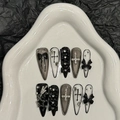 Faux ongles stiletto gothiques Y2K faits main avec papillons 3D et croix en strass - Très Petit (XS)