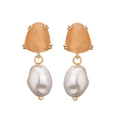 Detail of 18K gold plated brass earrings with orange gemstone and baroque pearl - Orange