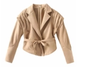 Detailansicht der khakifarbenen Kunstlederjacke mit Taillengürtel und Falten an den Schultern - Khaki