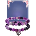 Detalle de pulseras de piedra natural violeta con colgante de corazón y tarjeta - Juego de Ágata Púrpura