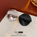 Pendientes asimétricos de metal plateado y negro mate con diseño ondulado minimalista - Plata (Pin de plata)