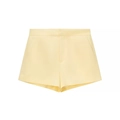 Dettaglio in piano di pantaloncini giallo pallido con trama di tessuto di qualità - XS / Pantaloncini Gialli