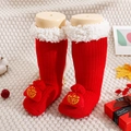 Detail van rode babysokken met witte fleece rand en gouden Fu-karakter borduursel - S (0-1 jaar/Antislip) / Rode Zegen