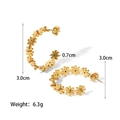 Detalle de pendientes de margarita dorados de 3,0 cm con ancho de pétalo de 0,7 cm - Pendientes de Aro Abiertos de Margarita Dorados (TE6707-G)