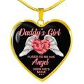 Dettaglio del ciondolo a cuore con testo 'Daddy's Girl' e ali d'angelo rosa - Stile Daddy's Girl / Oro