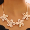 Dettaglio della collana bohémien con fiori di conchiglia e perle indossata - Stile Collana (Beige)