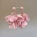 Pendientes de borla con flores de tela rosa pálido con cuentas y anillos de resina - Rosa