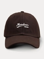 Dettaglio del cappellino da baseball in cotone marrone scuro con ricamo Mizookean bianco - Regolabile / caffè