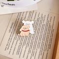 Pin esmaltado de lindos perritos abrazados y corazón sobre fondo de papel minimalista - Perros blancos y rosas abrazándose