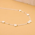 Detailopname van kralenketting met witte sterren, gouden kralen en heldere kristallen - Witte Ster Kralen Zoete Ketting (GX03200B)
