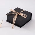 Edle schwarze matte Schmuckschachtel mit champagnerfarbener Schleife für Ringe und Ketten - 10.5*10.5*4.5 / Schwarz