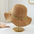 Gros plan détaillé du chapeau de paille tressé avec décor de feuilles et cerises - M (56-58cm) / Kaki