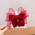 Dettaglio del fiocco in velluto e organza bordeaux su un cartoncino di presentazione - Rosso Vino nastro Corto