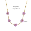 Collana barocca di perline dorate con cinque pendenti a fiore in pietra viola su sfondo bianco - Collana Fiore di Ametista