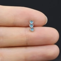 Dettaglio di orecchino in argento con tre cuori verticali e pietre color turchese - Triplo Cuore Verde