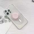 Vista dettagliata del supporto MagSafe rosa pieghevole sul retro di uno smartphone - Staffa Magnetica Base Opaca / Rosa Chiaro