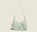 Détail du sac sous le bras vert menthe avec breloque papillon et texture plissée - Vert Menthe