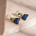 Dettaglio degli orecchini geometrici con pietre a triangolo verde e trapezio blu - Orecchini a Trapezio con Strass Blu (HE4751) / Blu/Verde