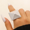 Bague pyramide géométrique en argent poli avec base carrée au style punk moderne - Argent Carré Pyramide (10908)