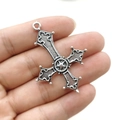 Dettaglio del ciondolo a croce rovesciata gotica con stella pentacolo in mano - Stile classico in rilievo / Argento Antico