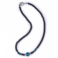 Detail van obsidiaan en tijgeroog kralenketting met een zilveren T-sluiting ontwerp - Lichtblauwe Tijgeroog Ketting