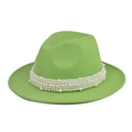 Detalle de sombrero fedora verde brillante con banda de perlas sobre ala de fieltro - Verde Fluorescente