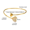 Détail macro du bracelet cœur ouvert en acier doré avec zircons et dimensions du produit - Style Cœur Zircon (Z449) / Or