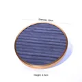 Details eines runden goldenen Schmucktabletts mit dunkelblauem Samt für Ringe und Ohrringe - Ringschlitz-Tablett - Grau / Durchmesser 29cm