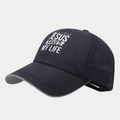 Nahaufnahme der Mesh-Textur und Jesus Saved My Life Bestickung auf der Baseballkappe - Marineblau