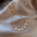 Details eines verstellbaren Gold-Blumenarmbands mit Zirkon-Sternen auf grauer Seide - 1# Zirkon Blume Gold