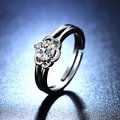 Detailansicht eines Moissanit-Rings mit Sechs-Klauen-Blumenfassung und Hohlband-Design - Y057 Sechsblättrige Blume Pave
