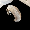 Bracelet jonc ouvert argenté avec texture filaire horizontale au style métallique minimal - Style 42 / Argent