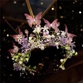 Cerchietto dorato stile foresta con farfalle rosa e perle bianche su fondo riflettente - Copricapo Farfalla Dinamico-Rosa