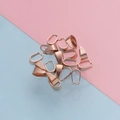 Gros plan sur des bélières en acier inoxydable or rose pour pendentifs et colliers DIY - 3*7mm / Or rose
