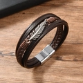 Primer plano de pulsera de cuero multicapa para hombre con pluma de plata y cierre magnético - Cuero Marrón Cierre Plateado